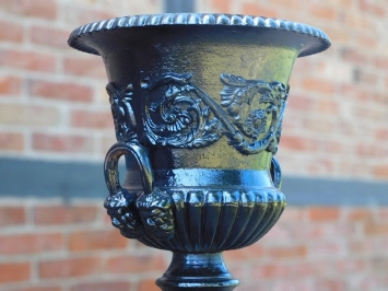 Vase de jardin sur pied – 135 cm – décor fonte noire