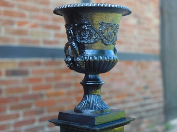 Vase de jardin sur pied – 135 cm – décor fonte noire