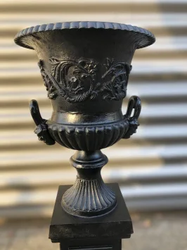 Vase de jardin sur piédestal – décor noir – fonte – 125 cm