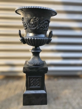 Vase de jardin sur piédestal – décor noir – fonte – 130 cm