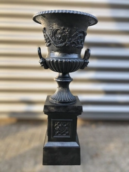 Vase de jardin sur piédestal – décor noir – fonte – 130 cm