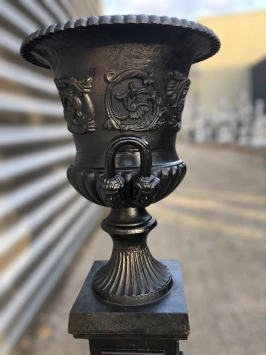 Vase de jardin sur piédestal – décor noir – fonte – 130 cm