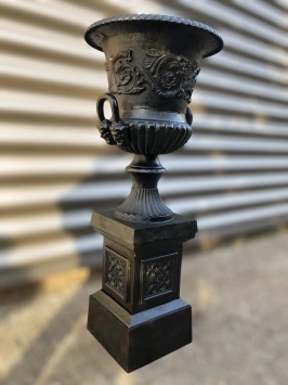 Vase de jardin sur piédestal – décor noir – fonte – 130 cm