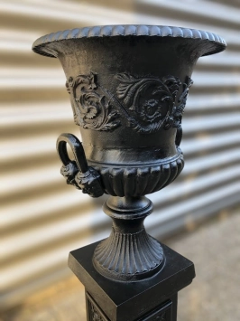 Vase de jardin sur piédestal – décor noir – fonte – 130 cm