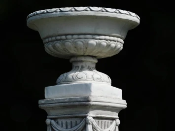 Pot à fleurs à draperie sur socle – 128 cm – décor pierre