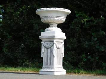 Pot à fleurs à draperie sur socle – 128 cm – décor pierre