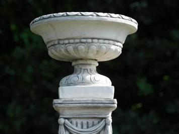 Pot à fleurs à draperie sur socle – 128 cm – décor pierre