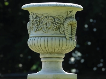 Vase de jardin avec raisins sur piédestal - 97 cm - Pierre