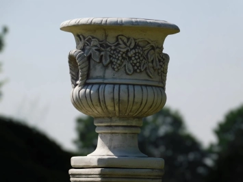 Vase de jardin avec raisins sur piédestal - 97 cm - Pierre