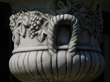 Vase de jardin avec raisins sur piédestal - 97 cm - Pierre