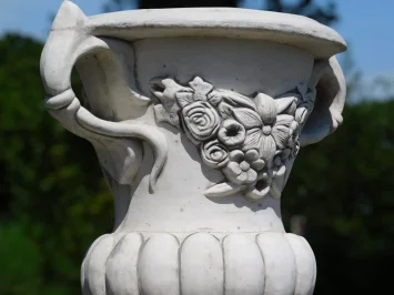 Vase en pierre sur socle avec oreilles – 153 cm – style classique.
