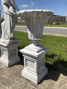 Grand vase de jardin sur piédestal - pot de fleurs en pierre