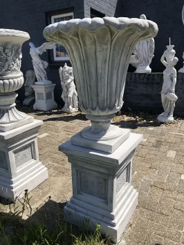 Grand vase de jardin sur piédestal - pot de fleurs en pierre