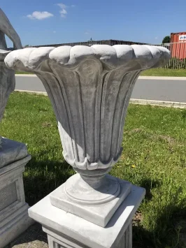 Vase de jardin tulipe sur piédestal – 135 cm – vase en pierre massive