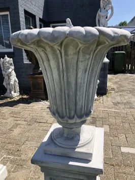 Vase de jardin tulipe sur piédestal – 135 cm – vase en pierre massive