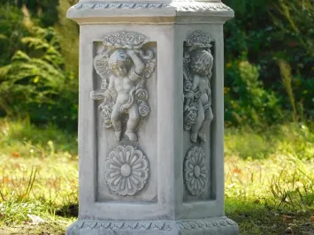 Pot de fleurs sur piédestal avec anges – 108 cm – pierre classique