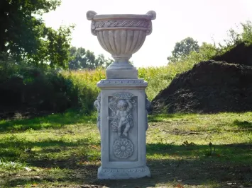 Pot de fleurs sur piédestal avec anges – 108 cm – pierre classique