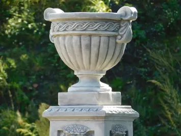 Pot de fleurs sur piédestal avec anges – 108 cm – pierre classique
