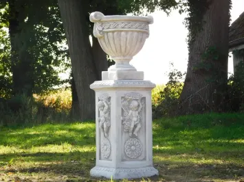 Blumentopf auf Podest mit Engeln – 108 cm – klassischer Stein