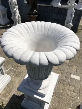 Grand pot de fleurs extérieur en pierre – forme tulipe – 90 cm