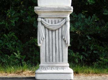 Gartenvase mit Drapierung auf Sockel – 128 cm – Steindekor