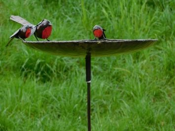 Vogelbad mit 3 Rotkehlchen - Gartenstecker aus Metall - 85 cm