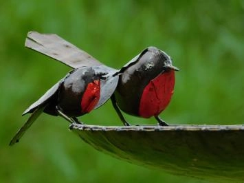 Vogelbad mit 3 Rotkehlchen - Gartenstecker aus Metall - 85 cm