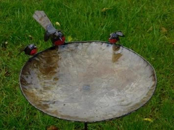 Vogelbad mit 3 Rotkehlchen - Gartenstecker aus Metall - 85 cm