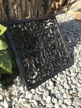 Grille de ventilation carrée – fonte noire – 28 × 27 cm