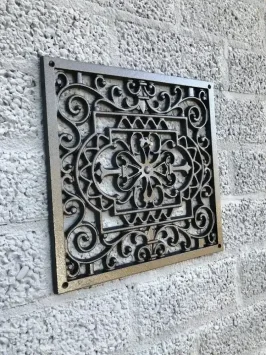 Quadratischer dekorativer Gusseisenrost in Schwarz – klassisch