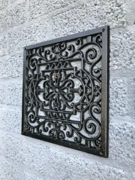 Grille de ventilation carrée – fonte noire – 28 × 27 cm