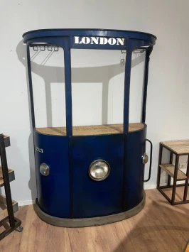 Bar vintage londonien – bar à vin bleu – métal et bois