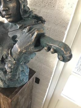 Schöner Torso eines Jazzmusikers mit einer Geige in Grün-Gold