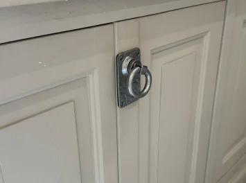 Nieuwe grepen van onderste kastdeuren