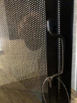 wandvitrine kast metaal zwart met acrylaat glas
