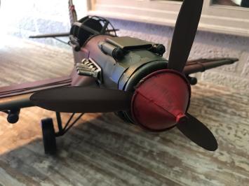 Ein Modell eines Kampfflugzeugs aus Metall