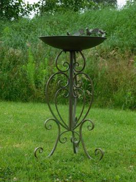 Stehendes Vogelbad mit drei kleinen Vögeln – Metall – 82 cm