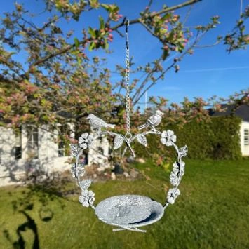 Vogelfutterstelle – herzförmig hängend – Futterstelle aus Metall