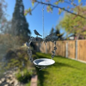 Vogelfutterstelle – herzförmig hängend – Futterstelle aus Metall