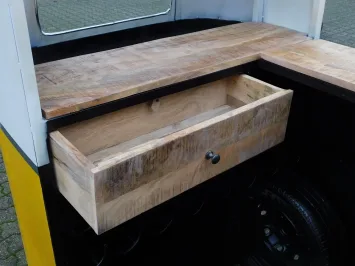 Vintage-Foodtruck-Bar aus Metall und Holz – exklusive Dekoration