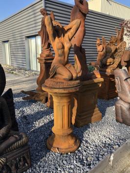 Wunderschöne Vollsteinstatue aus Oxid auf einem Sockel – nackte kniende Frau, sehr schön!!