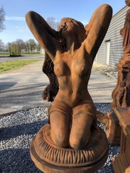 Schöne Vollsteinskulptur in Oxid - nackte kniende Frau, sehr schön!!!