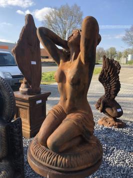 Schöne Vollsteinskulptur in Oxid - nackte kniende Frau, sehr schön!!!