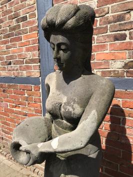 Große verlassene Lavastein Frau mit Krug, hinduistische Statue - XL