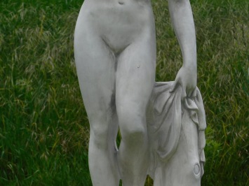 Klassiek vrouwenbeeld met appel – polystone – 115 cm