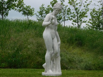 Klassische Frauenfigur mit Apfel – Polystone – 115 cm
