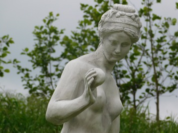 Klassische Frauenfigur mit Apfel – Polystone – 115 cm