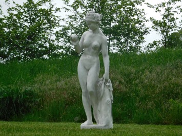 Figurine féminine classique avec pomme – polystone – 115 cm