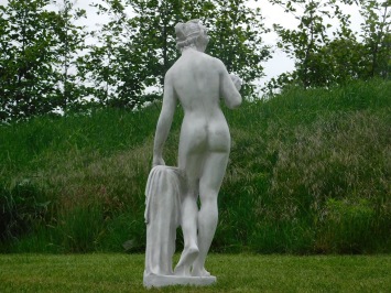 Figurine féminine classique avec pomme – polystone – 115 cm