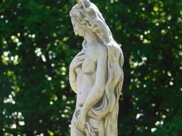Femme avec coquillage - sur socle - pierre - 140 cm - classique